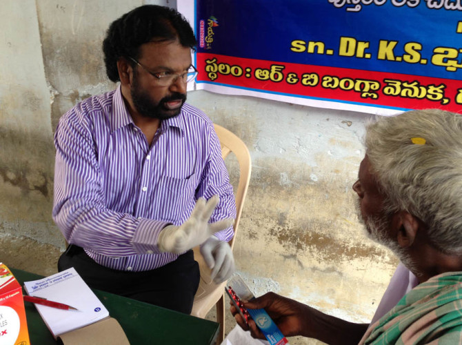 22-12-2013 Sneha club Free health camp-Baapatla-13