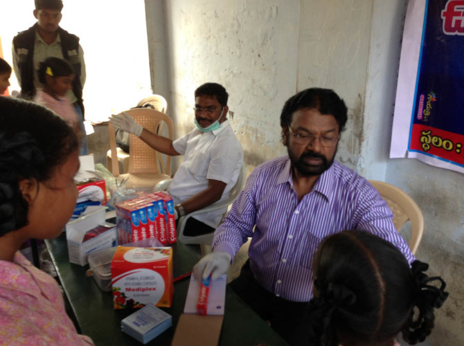 22-12-2013 Sneha club Free health camp-Baapatla-19